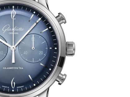 Glashütte Original Sixties Chronograph Automatik Edelstahl 42mm blaues Zifferblatt braunes Lederband – Herrenuhren Chronograph aus Edelstahl. Das Gehäuse ist rund und silber. Das Lederarmband ist braun. Das Zifferblatt ist arabisch Index und blau. – Ansicht 2