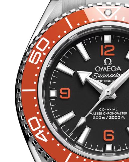 Omega Seamaster Planet Ocean 600M Automatik Edelstahl 42mm schwarzes Zifferblatt orange Keramiklünette oranges Kautschukband – Herrenuhren Uhr ohne Datum aus Edelstahl und Keramik. Das Gehäuse ist rund und silber. Das Kautschuk / Kunststoff / Silikon Armband ist orange. Das Zifferblatt ist arabisch Index und schwarz. – Ansicht 4