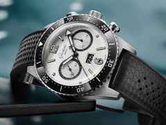 Glashütte Original SeaQ Chronograph Silver Screen Automatik Edelstahl 43mm silberfarbenes Zifferblatt schwarzes Kautschukband – Herrenuhren Chronograph aus Edelstahl und Keramik. Das Gehäuse ist rund und silber. Das Kautschuk / Kunststoff / Silikon Armband ist schwarz. Das Zifferblatt ist arabisch Index und weiß. – Ansicht 2