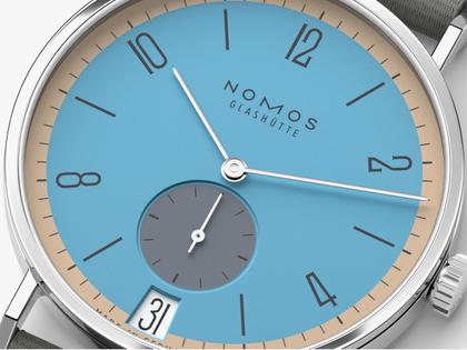 Nomos Glashütte Tangente 38 Datum "175 Years Watchmaking - Delfin" Handaufzug Edelstahl blaues Zifferblatt graues Textilband Glasboden – Herrenuhren Uhr mit Datum aus Edelstahl. Das Gehäuse ist rund und silber. Das Textilarmband ist grau. Das Zifferblatt ist arabisch Index und blau. – Ansicht 4