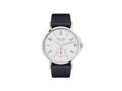 Nomos Glashütte Ahoi neomatik 38 Datum Automatik Edelstahl silbernes Zifferblatt dunkelblaues Textilband Stahlboden – Herrenuhren Uhr mit Datum aus Edelstahl. Das Gehäuse ist rund und silber. Das Textilarmband ist blau. Das Zifferblatt ist arabisch Index und silber.