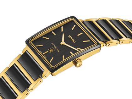 Rado Integral 40-Year Anniversary Quarz Edelstahl Gelbgold-PVD 28,5 x 31,5mm schwarzes Zifferblatt Metallband – Damenuhren Uhr mit Datum aus Edelstahl, Keramik und PVD beschichtet. Das Gehäuse ist rechteckig und gelbgold. Das Edelstahlarmband ist schwarz. Das Zifferblatt ist ein Index in schwarz. – Ansicht 2