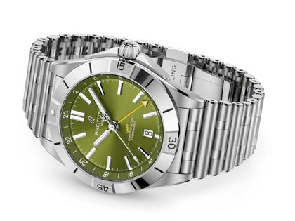 Breitling Chronomat Automatic GMT 40 Giannis Antetokounmpo Edelstahl grünes Zifferblatt Metallband Limited Edition – Herrenuhren Uhr mit Datum aus Edelstahl. Das Gehäuse ist rund und silber. Das Edelstahlarmband ist silber. Das Zifferblatt ist ein Index in grün. – Ansicht 3