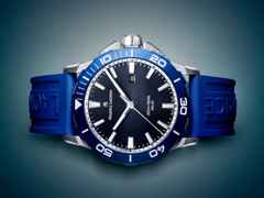 Maurice Lacroix Pontos S Solar Date Quarz Edelstahl 42mm blaues Zifferblatt blaues Kautschukband – Herrenuhren Uhr mit Datum aus Aluminium, Edelstahl und Kautschuk. Das Gehäuse ist rund und silber. Das Kautschuk / Kunststoff / Silikon Armband ist blau. Das Zifferblatt ist ein Index in blau. – Ansicht 2
