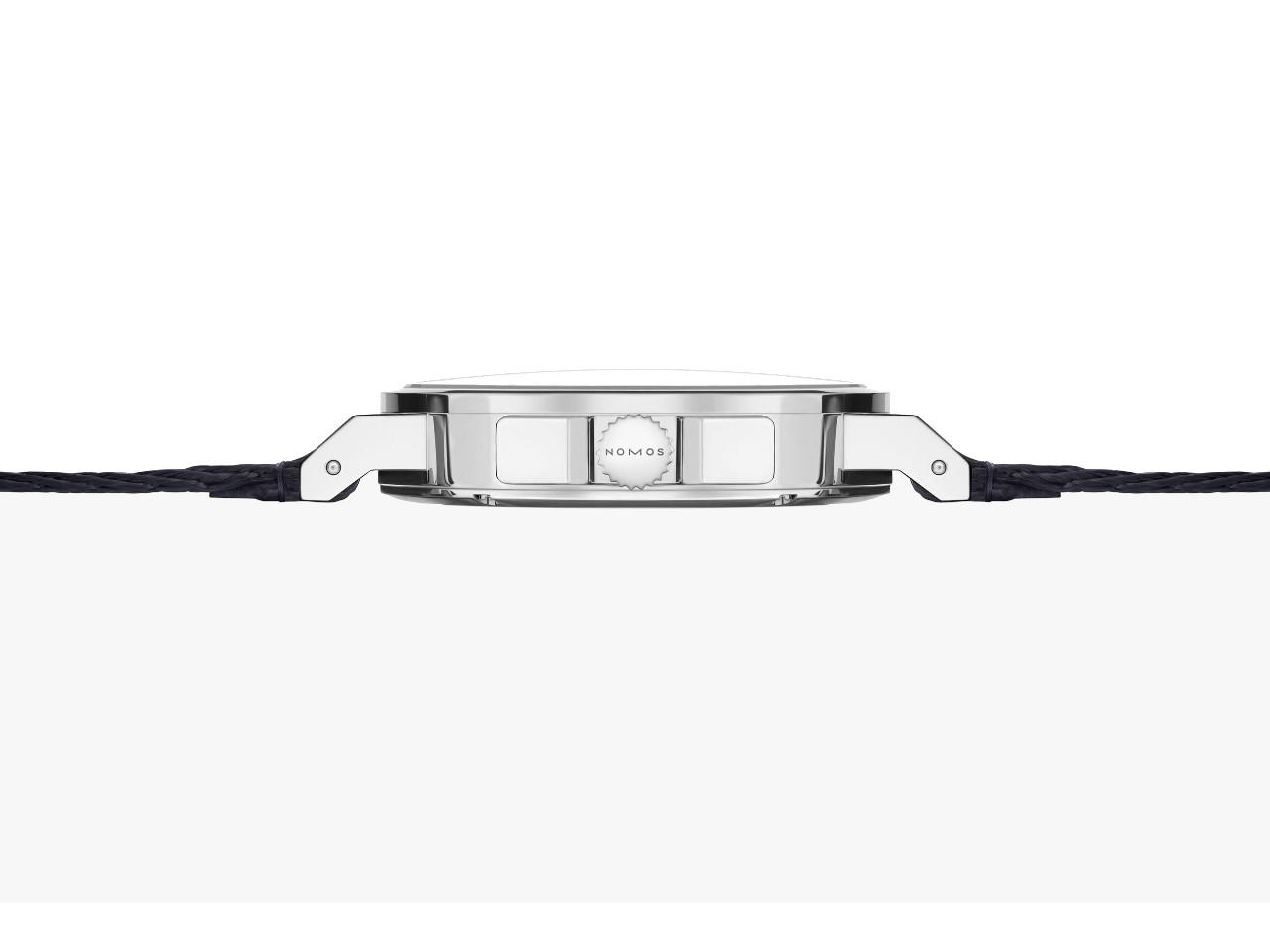 Nomos Glashütte Ahoi neomatik 38 Datum Atlantik Automatik Edelstahl dunkelblaues Zifferblatt dunkelblaues Textilband Glasboden – Herrenuhren Uhr mit Datum aus Edelstahl. Das Gehäuse ist rund und silber. Das Textilarmband ist blau. Das Zifferblatt ist arabisch Index und blau. – Ansicht 4