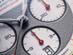 Union Glashütte Belisar Chronograph Silvretta Classic 2026 Limitierte Edition Automatik Edelstahl 44mm beiges Zifferblatt gelbes Textilband schwarzes Lederband und Metallband – Herrenuhren Chronograph aus Edelstahl und Leder. Das Gehäuse ist rund und silber. Das Textilarmband ist gelb. Das Zifferblatt ist ein Index in beige. – Ansicht 6