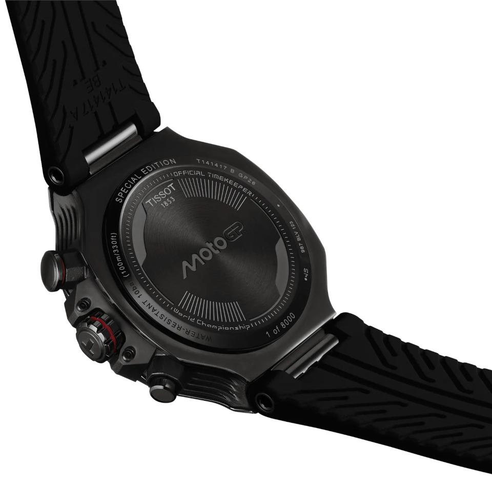 Tissot T-Race MotoGP                    2026 Chronograph Limited Edition Quarz Edelstahl 45mm schwarz-rotes Zifferblatt schwarzes Silikonband – Herrenuhren Chronograph aus Edelstahl und PVD beschichtet. Das Gehäuse ist rund und schwarz. Das Kautschuk / Kunststoff / Silikon Armband ist schwarz. Das Zifferblatt ist ein Index in rot. – Ansicht 3