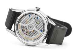 Nomos Glashütte Orion neomatik 41 Datum Olivgold Automatik Edelstahl graues Zifferblatt schwarzes Lederband Glasboden – Herrenuhren Uhr mit Datum aus Edelstahl. Das Gehäuse ist rund und silber. Das Lederarmband ist schwarz. Das Zifferblatt ist ein Index in grün. – Ansicht 2