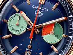 TAG Heuer Carrera Chronograph Skipper Automatik Rotgold 39mm blaues Zifferblatt blaues Textilband – Herrenuhren Chronograph aus 750 Rotgold. Das Gehäuse ist rund und silber. Das Textilarmband ist blau. Das Zifferblatt ist ein Index in blau. – Ansicht 5