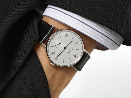 Nomos Glashütte Ludwig Neomatik 39 75 Jahre Grundgesetz Automatik Edelstahl 39mm weißes Zifferblatt schwarzes Lederband limitiert – Herrenuhren Uhr ohne Datum aus Edelstahl und Leder. Das Gehäuse ist rund und silber. Das Lederarmband ist schwarz. Das Zifferblatt ist römisch Index und weiß. – Ansicht 6