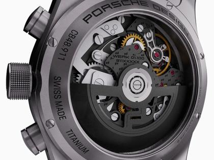 Porsche Design Custom Built Timepieces Watchmakers Choice "DarkNightBlue" Chronograph Automatik Titan 42mm schwarzes Zifferblatt Metallband – Herrenuhren Chronograph aus Edelstahl und Titan. Das Gehäuse ist rund und grau. Das Titanarmband ist grau. Das Zifferblatt ist ein Index in schwarz. – Ansicht 4