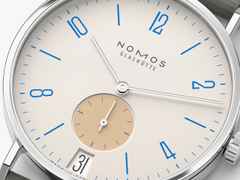 Nomos Glashütte Tangente 38 Datum "175 Years Watchmaking - Schulhausweiß" Handaufzug Edelstahl cremeweißes Zifferblatt graues Textilband Glasboden – Herrenuhren Uhr mit Datum aus Edelstahl. Das Gehäuse ist rund und silber. Das Textilarmband ist grau. Das Zifferblatt ist arabisch Index und beige. – Ansicht 4