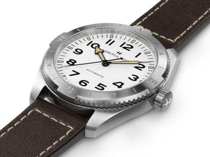 Hamilton Khaki Field Expedition Auto Edelstahl 41mm weißes Zifferblatt braunes Lederband – Herrenuhren Uhr ohne Datum aus Edelstahl und Leder. Das Gehäuse ist rund und silber. Das Edelstahlarmband ist braun. Das Zifferblatt ist arabisch und weiß. – Ansicht 3