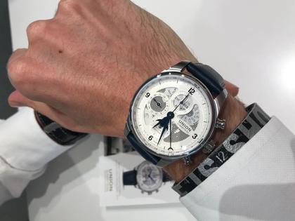 Union Glashütte Belisar Chronograph Mondphase Sachsen Classic 2019 Limited Edition Automatik Edelstahl 44mm weißes Zifferblatt blaues Lederband – Herrenuhren Chronograph aus Edelstahl. Das Gehäuse ist rund und silber. Das Lederarmband ist blau. Das Zifferblatt ist arabisch Index und weiß. – Ansicht 4
