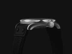 Junghans Meister Pilot Automatic Edelstahl 43mm graues Zifferblatt schwarzes Lederband – Herrenuhren Uhr mit Datum aus Edelstahl und Leder. Das Gehäuse ist rund und grau. Das Lederarmband ist schwarz. Das Zifferblatt ist arabisch Index und grau. – Ansicht 2