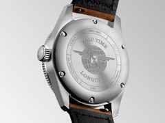 Longines Spirit Zulu Time Automatik Edelstahl 39mm schwarzes Zifferblatt braunes Lederband – Herrenuhren Uhr mit Datum aus Edelstahl, Keramik und Leder. Das Gehäuse ist rund und silber. Das Lederarmband ist braun. Das Zifferblatt ist arabisch Index und schwarz. – Ansicht 3