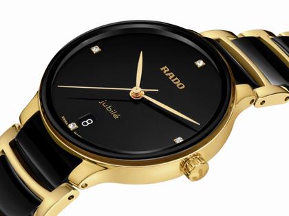 Rado Centrix Diamonds Quarz Edelstahl Gelbgold-PVD 35mm schwarzes Zifferblatt mit Brillanten Metallband – Damenuhren Uhr mit Datum aus Edelstahl, Keramik und PVD beschichtet. Das Gehäuse ist rund und gelbgold. Das Keramikarmband ist mehrfarbig. Das Zifferblatt ist ein Index in schwarz. – Ansicht 2
