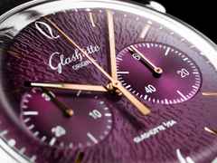 Glashütte Original Sixties Chronograph Jahresedition 2026 Automatik Edelstahl 42mm violettes Zifferblatt schwarzes Textilband – Herrenuhren Chronograph aus Edelstahl. Das Gehäuse ist rund und silber. Das Textilarmband ist schwarz. Das Zifferblatt ist arabisch Index und lila. – Ansicht 3