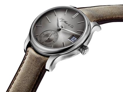 H. Moser & Cie. Endeavour Perpetual Calendar Grau Fumé Handaufzug Weißgold 40,8mm graues Zifferblatt braunes Lederband – Herrenuhren Uhr mit Kalender aus 750 Weißgold. Das Gehäuse ist rund und silber. Das Lederarmband ist braun. Das Zifferblatt ist ein Index in grau. – Ansicht 3
