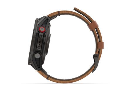 Garmin fenix 8 Pro 47mm AMOLED faserverstärktes Polymer und Titan DLC-Carbongrau digitales Zifferblatt braunes Lederband – Herrenuhren Uhr Multifunktion aus DLC beschichtet, Kunststoff und Titan. Das Gehäuse ist rund und grau. Das Lederarmband ist braun. Das Zifferblatt ist digital und schwarz. – Ansicht 4