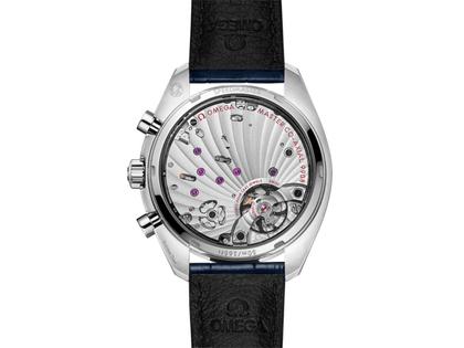 Omega Speedmaster Chronoscope Handaufzug Edelstahl 43mm silbernes Zifferblatt blaues Lederband – Herrenuhren Chronograph aus Aluminium und Edelstahl. Das Gehäuse ist rund und silber. Das Lederarmband Kroko / Alligator ist blau. Das Zifferblatt ist arabisch Index und silber. – Ansicht 2