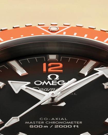Omega Seamaster Planet Ocean 600M Automatik Edelstahl 42mm schwarzes Zifferblatt orange Keramiklünette Metallband – Herrenuhren Uhr ohne Datum aus Edelstahl und Keramik. Das Gehäuse ist rund und silber. Das Edelstahlarmband ist silber. Das Zifferblatt ist arabisch Index und schwarz. – Ansicht 4