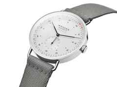 Nomos Glashütte Metro neomatik 41 Update Automatik Edelstahl 41mm weißes Zifferblatt graues Textilband – Herrenuhren Uhr mit Datum aus Edelstahl. Das Gehäuse ist rund und silber. Das Textilarmband ist schwarz. Das Zifferblatt ist arabisch Index und blau. – Ansicht 4