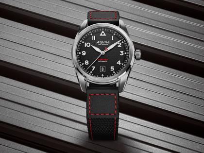 Alpina Startimer Pilot Automatik Edelstahl 40mm schwarzes Zifferblatt schwarzes Textilband – Herrenuhren Uhr mit Datum aus Edelstahl. Das Gehäuse ist rund und silber. Das Textilarmband ist schwarz. Das Zifferblatt ist arabisch Index und schwarz. – Ansicht 5