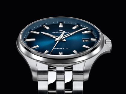 Junghans Meister S Automatic Edelstahl 36mm blaues Zifferblatt Metallband – Damenuhren Uhr mit Datum aus Edelstahl. Das Gehäuse ist rund und silber. Das Edelstahlarmband ist silber. Das Zifferblatt ist ein Index in blau. – Ansicht 3