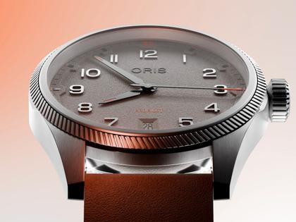 Oris ProPilot Date Automatik Edelstahl 41mm graues Zifferblatt graues Lederband – Herrenuhren Uhr mit Datum aus Edelstahl und Leder. Das Gehäuse ist rund und silber. Das Lederarmband ist grau. Das Zifferblatt ist arabisch und grau. – Ansicht 5