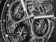TAG Heuer Carrera Chronograph Extreme Sport Automatik Titan Schwarz-DLC 44mm skelettiertes Zifferblatt schwarzes Kautschukband – Herrenuhren Chronograph aus DLC beschichtet und Titan. Das Gehäuse ist rund und schwarz. Das Kautschuk / Kunststoff / Silikon Armband ist schwarz. Das Zifferblatt ist ein Index in schwarz. – Ansicht 4