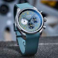 Union Glashütte Belisar Chronograph Speedster 2025 Limited Edition Automatik Edelstahl 44mm blaues Zifferblatt blaues Kautschukband – Herrenuhren Chronograph aus Edelstahl und Kautschuk. Das Gehäuse ist rund und silber. Das Kautschuk / Kunststoff / Silikon Armband ist blau. Das Zifferblatt ist arabisch und blau. – Ansicht 8