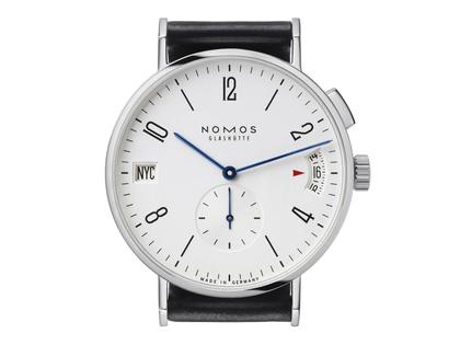 Nomos Glashütte Tangomat GMT Automatik Edelstahl 40mm weißes Zifferblatt schwarzes Lederband – Herrenuhren Uhr mit Datum aus Edelstahl. Das Gehäuse ist rund und silber. Das Lederarmband ist schwarz. Das Zifferblatt ist arabisch Index und weiß. – Ansicht 4