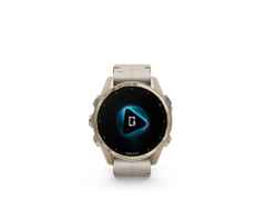 Garmin fenix 8 43mm AMOLED faserverstärktes Polymer Edelstahl softgold beschichtet kalksteinfarbenes Lederband – Damenuhren Uhr Multifunktion aus DLC beschichtet und Edelstahl. Das Gehäuse ist rund und beige. Das Lederarmband ist beige. Das Zifferblatt ist digital und schwarz. – Ansicht 2