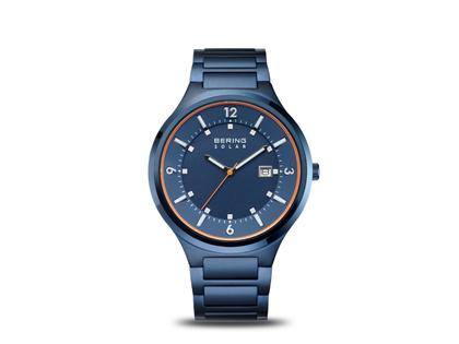 Bering Solar Edelstahl 42mm blaues Zifferblatt blaues Metallband – Herrenuhren Uhr mit Datum aus Edelstahl und IP beschichtet. Das Gehäuse ist oval und blau. Das Edelstahlarmband ist blau. Das Zifferblatt ist arabisch Index und grau-roségold.