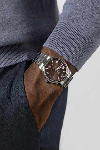 Nomos Glashütte Club Sport neomatik 39 Tabac Automatik Edelstahl braunes Zifferblatt Metallband Stahlboden – Herrenuhren Uhr ohne Datum aus Edelstahl. Das Gehäuse ist rund und silber. Das Edelstahlarmband ist silber. Das Zifferblatt ist arabisch Index und braun. – Ansicht 3