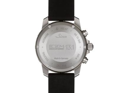Sinn Spezialuhren EZM 13.1 Einsatzzeitmesser Taucherchronograph Automatik Edelstahl 41mm schwarzes Zifferblatt schwarzes Lederband – Herrenuhren Chronograph aus Edelstahl und Leder. Das Gehäuse ist rund und silber. Das Lederarmband ist schwarz. Das Zifferblatt ist ein Index in schwarz. – Ansicht 2