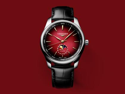 Longines Master Collection Automatik 42 mm  Edelstahl rot Index Lederband "Year of the Horse" Limited Edition – Herrenuhren Uhr mit Datum aus Edelstahl und Leder. Das Gehäuse ist rund und silber. Das Lederarmband Kroko / Alligator ist schwarz. Das Zifferblatt ist ein Index in rot. – Ansicht 9