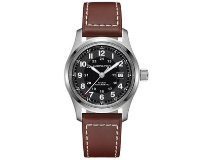 Hamilton Khaki Field Auto Edelstahl 42mm schwarzes Zifferblatt braues Lederband – Herrenuhren Uhr mit Datum aus Edelstahl und PVD beschichtet. Das Gehäuse ist rund und silber. Das Lederarmband ist braun. Das Zifferblatt ist arabisch und schwarz.