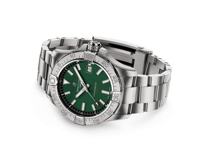 Breitling Avenger Automatik 42 Edelstahl grünes Zifferblatt Metallband – Herrenuhren Uhr mit Datum aus Edelstahl. Das Gehäuse ist rund und silber. Das Edelstahlarmband ist silber. Das Zifferblatt ist ein Index in grün. – Ansicht 3