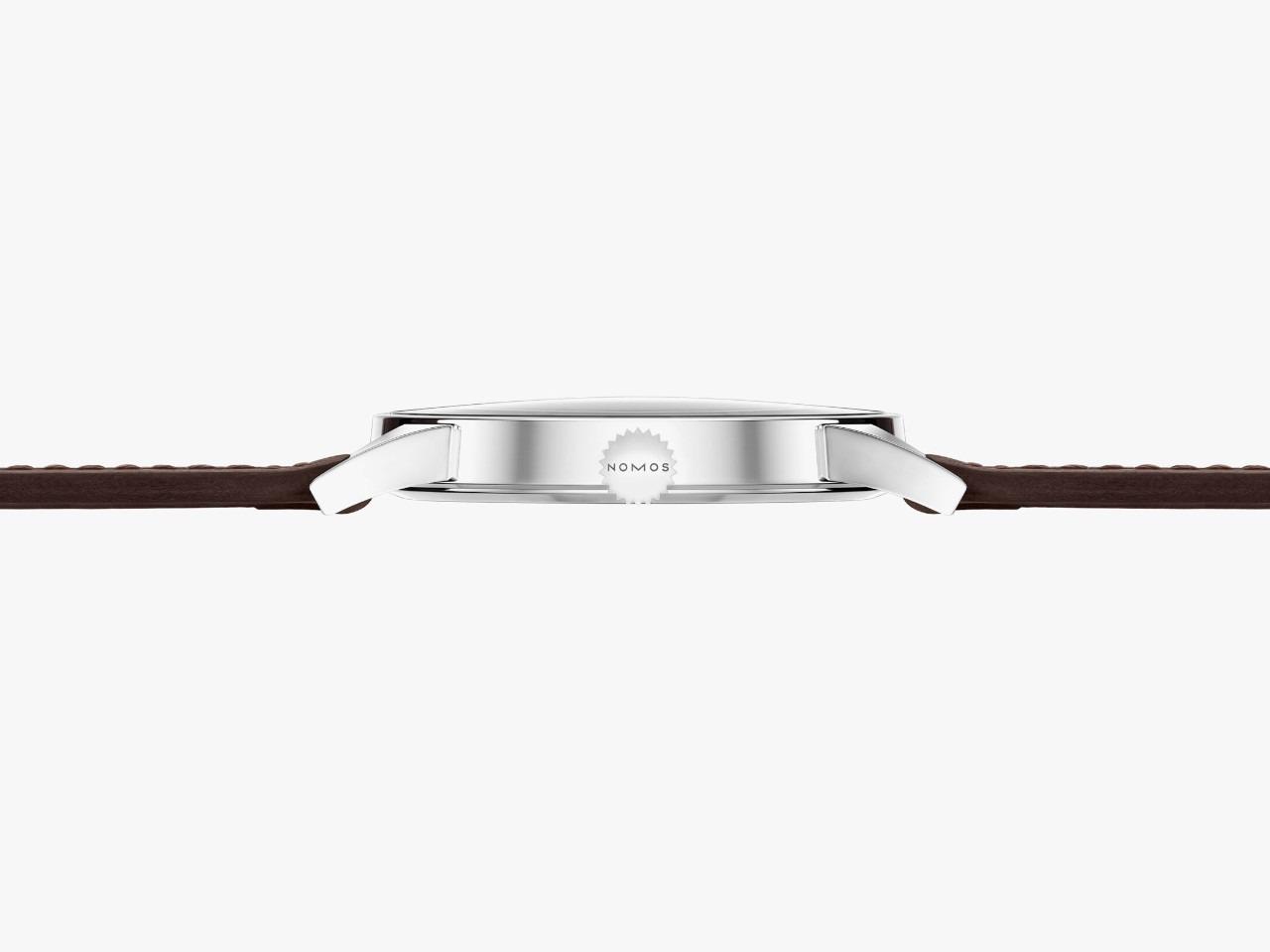 Nomos Glashütte Minimatik 39 Datum Handaufzug Edelstahl weißes Zifferblatt braunes Lederband – Herrenuhren Uhr mit Datum aus Edelstahl. Das Gehäuse ist rund und silber. Das Lederarmband ist braun. Das Zifferblatt ist arabisch Index und weiß. – Ansicht 2