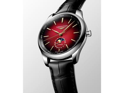Longines Master Collection Automatik 42 mm  Edelstahl rot Index Lederband "Year of the Horse" Limited Edition – Herrenuhren Uhr mit Datum aus Edelstahl und Leder. Das Gehäuse ist rund und silber. Das Lederarmband Kroko / Alligator ist schwarz. Das Zifferblatt ist ein Index in rot. – Ansicht 4