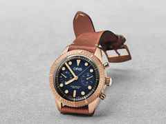 Oris Carl Brashear Chronograph Limited Edition – Herrenuhren Chronograph aus Bronze. Das Gehäuse ist rund und roségold. Das Lederarmband ist braun. Das Zifferblatt ist ein Index in blau. – Ansicht 3