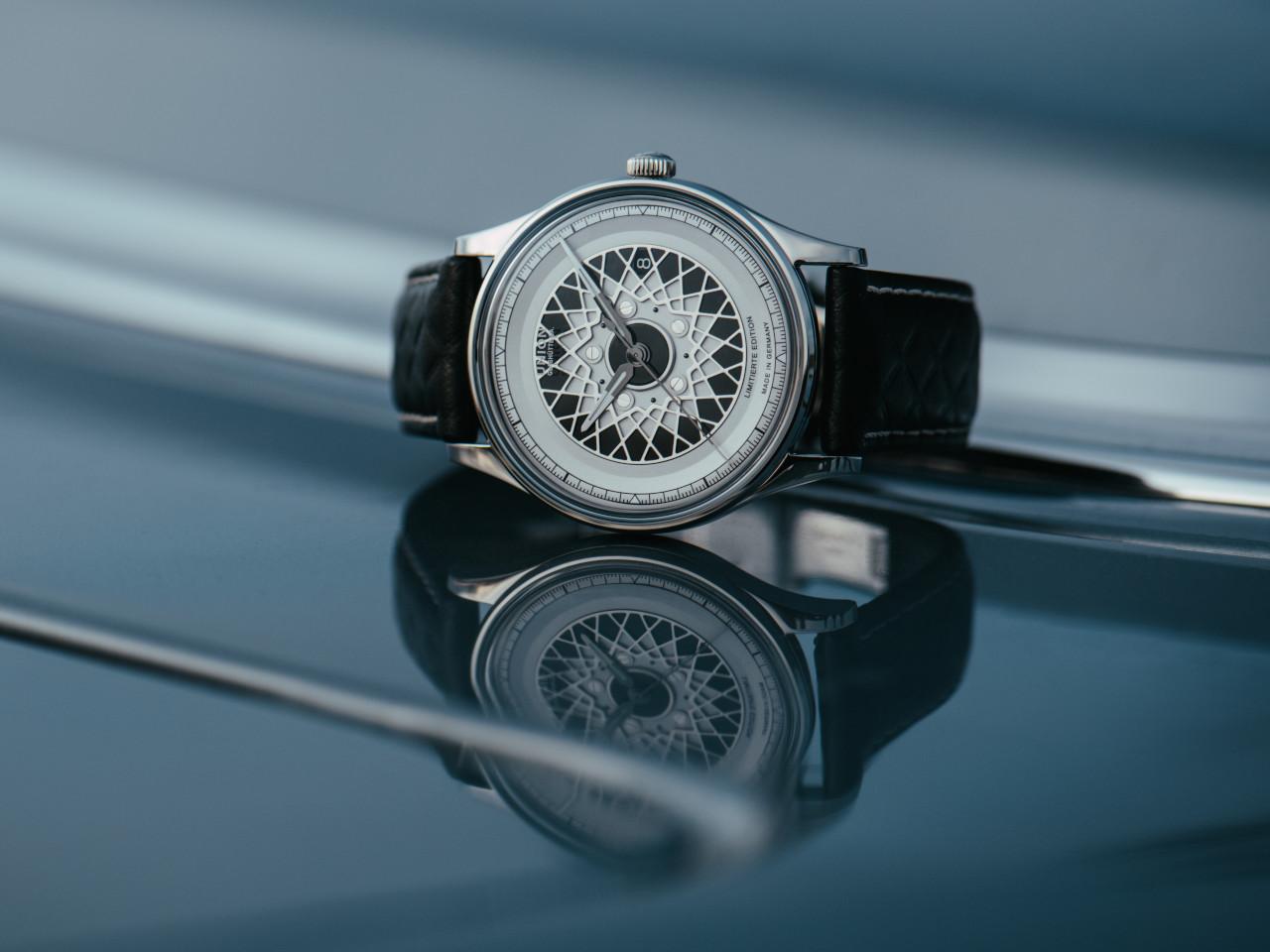 Union Glashütte Noramis Datum Deutschland Klassik 2024 Limitierte Edition Automatik Edelstahl 40mm Felgendesign Zifferblatt schwarzes Lederband – Herrenuhren Uhr mit Datum aus Edelstahl und Leder. Das Gehäuse ist rund und silber. Das Lederarmband ist schwarz. Das Zifferblatt ist ohne Zeichen und schwarz. – Ansicht 8