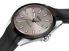 Rado HyperChrome Quarz Edelstahl 41,5mm graues Zifferblatt schwarzes Kautschukband – Herrenuhren Uhr mit Datum aus Edelstahl, Kautschuk und Keramik. Das Gehäuse ist rund und silber. Das Kautschuk / Kunststoff / Silikon Armband ist schwarz. Das Zifferblatt ist ein Index in grau. – Ansicht 2