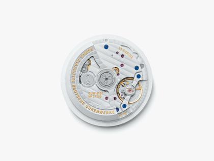 Nomos Glashütte Orion neomatik 41 Datum New Black Automatik Edelstahl schwarzes Zifferblatt schwarzes Lederband Glasboden – Herrenuhren Uhr mit Datum aus Edelstahl, Leder und rhodiniert. Das Gehäuse ist rund und silber. Das Lederarmband ist schwarz. Das Zifferblatt ist ein Index in schwarz. – Ansicht 7