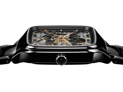 Rado True Square Automatik Skeleton Keramik schwarz 38mm Keramikband schwarz – Herrenuhren Uhr ohne Datum aus Keramik und Titan. Das Gehäuse ist quadratisch und schwarz. Das Keramikarmband ist schwarz. Das Zifferblatt ist skelettiert und schwarz. – Ansicht 3