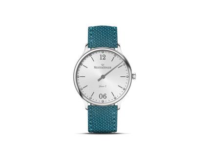 MeisterSinger Yaara Quarz Edelstahl 36mm silbernes Zifferblatt blaues Textilband – Damenuhren Uhr ohne Datum aus Edelstahl. Das Gehäuse ist rund und silber. Das Textilarmband ist blau. Das Zifferblatt ist arabisch Index und silber.