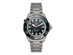 TAG Heuer Aquaracer Professional 500 Date Automatik Titan 42mm schwarzes Zifferblatt Metallband limitiert – Herrenuhren Uhr mit Datum aus Keramik und Titan. Das Gehäuse ist rund und silber. Das Titanarmband ist silber. Das Zifferblatt ist ein Index in schwarz.