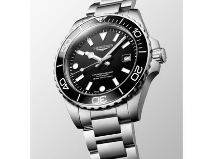 Longines HydroConquest Automatik Edelstahl 42mm schwarzes Zifferblatt Metallband – Herrenuhren Uhr mit Datum aus Edelstahl. Das Gehäuse ist rund und silber. Das Edelstahlarmband ist silber. Das Zifferblatt ist ein Index in schwarz. – Ansicht 2
